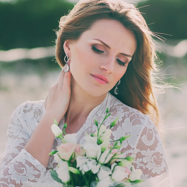 Felice giovane donna in abito da sposa