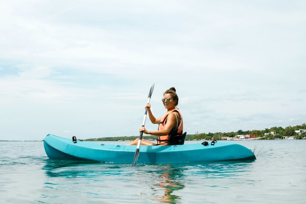 Felice giovane donna kayak sul lago