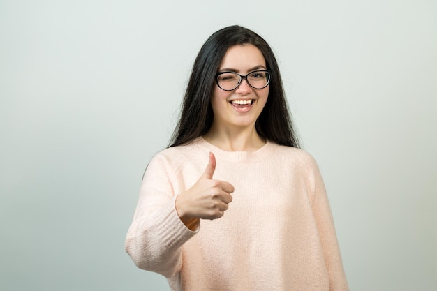 Felice giovane donna rossa caucasica in camicia estiva tiene la testa La ragazza preoccupata guarda con cautela di lato sentendosi sotto pressione e perplessa