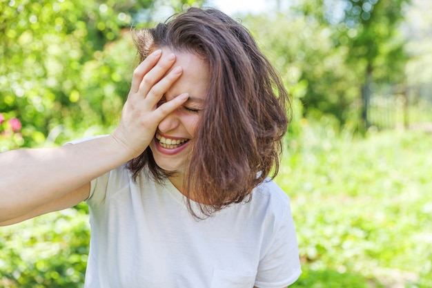 Felice giovane donna sorridente all'aperto, che riposa nel parco