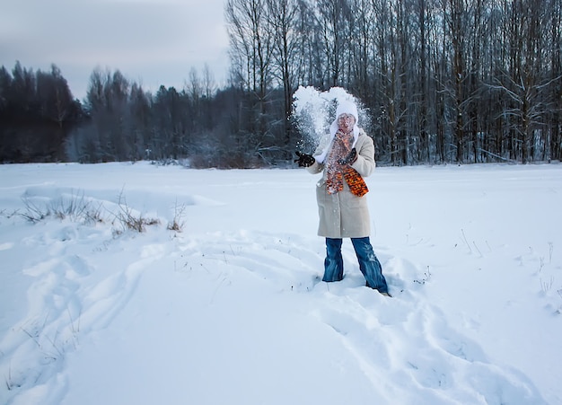 Felice giovane donna sul campo innevato