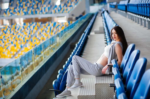 Felice giovane donna sullo stadio