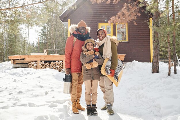 Felice giovane famiglia afroamericana contemporanea in caldo abbigliamento invernale