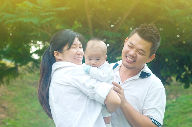 Felice giovane famiglia asiatica trascorrere del tempo all&#39;aperto in una giornata estiva