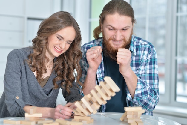 Felice giovane famiglia che gioca con i blocchi di legno