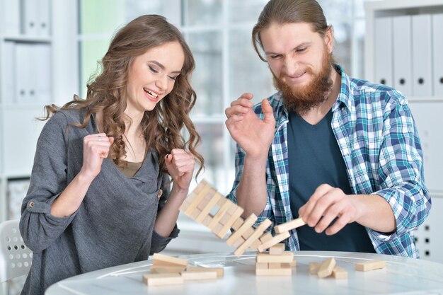 Felice giovane famiglia che gioca con i blocchi di legno