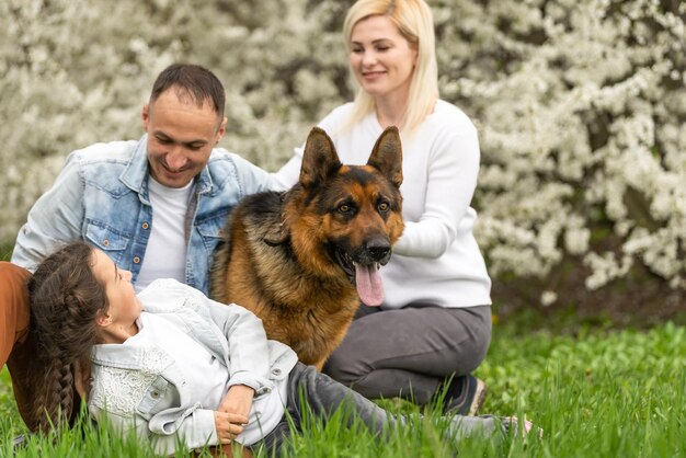 Felice giovane famiglia che trascorre del tempo all'aperto