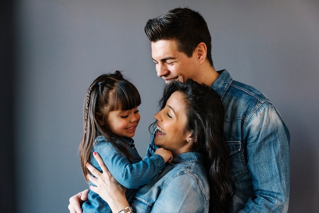 Felice giovane famiglia con la figlia a casa.