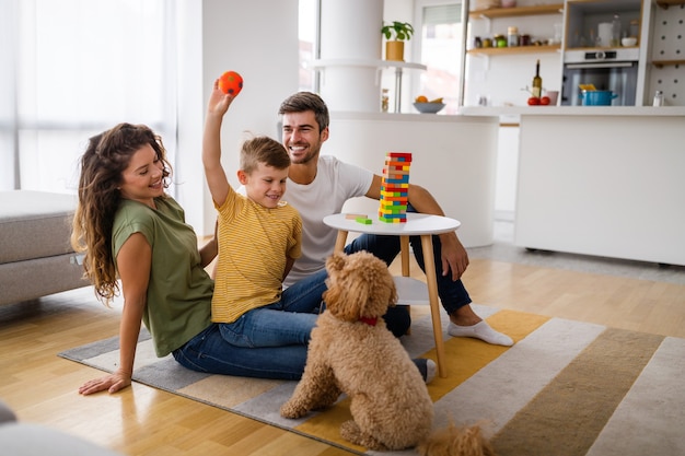 Felice giovane famiglia divertendosi, giocando insieme a casa. Concetto di infanzia felice