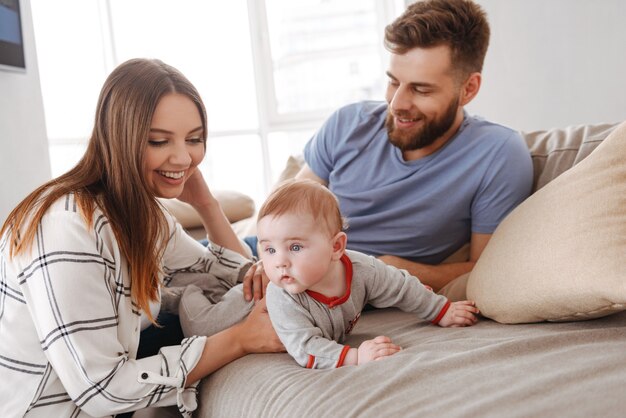 Felice giovane famiglia. Genitori che si divertono con il loro bambino