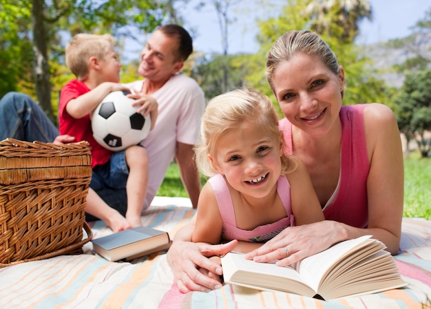 Felice giovane famiglia godendo un picnic