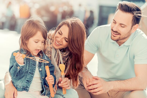 Felice giovane famiglia in città