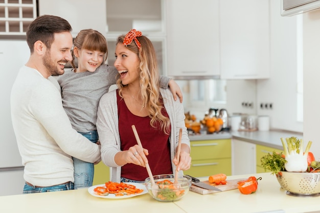 Felice giovane famiglia in cucina