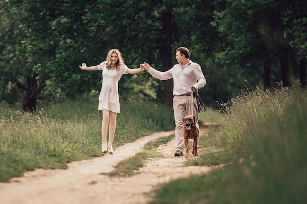 felice giovane famiglia in una passeggiata nel parco cittadino. il concetto di felicità familiare