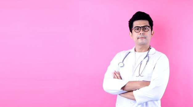 felice giovane medico asiatico su uno sfondo rosa