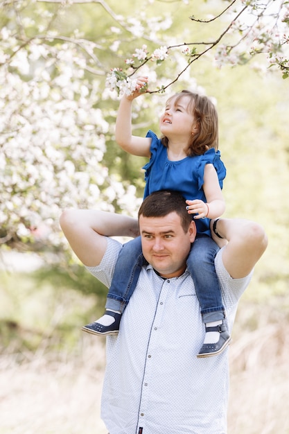 Felice giovane padre gioioso con la sua piccola figlia