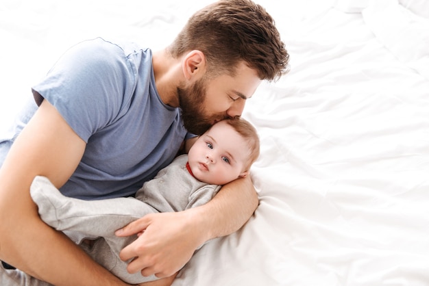 Felice giovane padre papà altro baciare il suo bambino