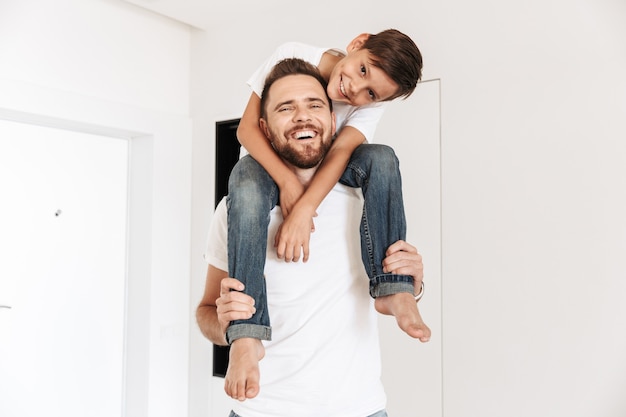 Felice giovane padre papà divertirsi con suo figlio