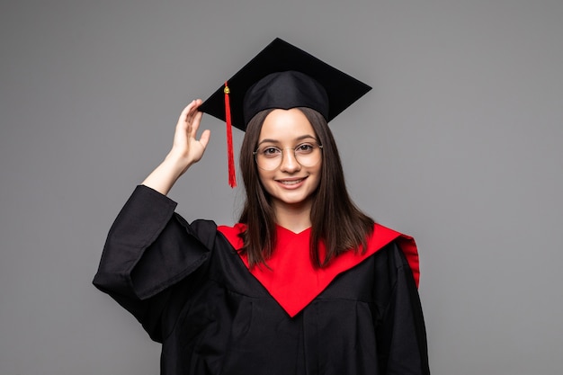 Felice giovane studente con diploma su grigio