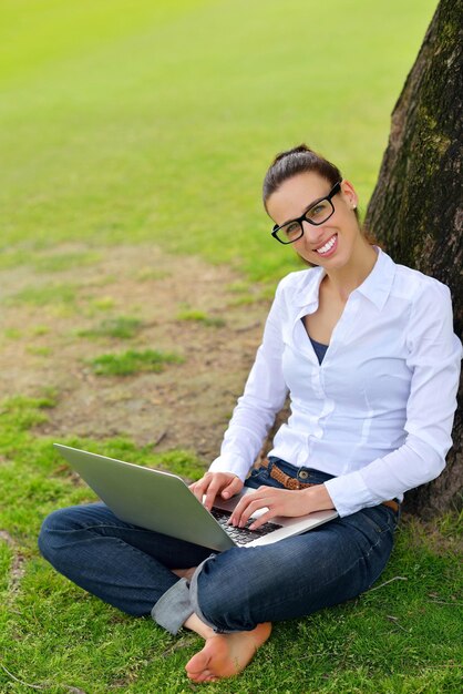 felice giovane studentessa con laptop nello studio del parco cittadino