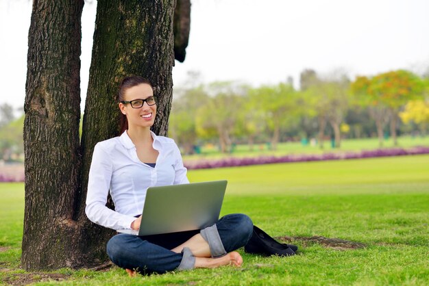felice giovane studentessa con laptop nello studio del parco cittadino