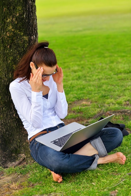 felice giovane studentessa con laptop nello studio del parco cittadino