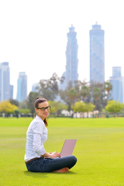 felice giovane studentessa con laptop nello studio del parco cittadino