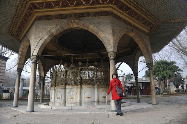 felice giovane turista donna viaggio visita antica istambul in turchia e vecchia moschea blu ayasofya