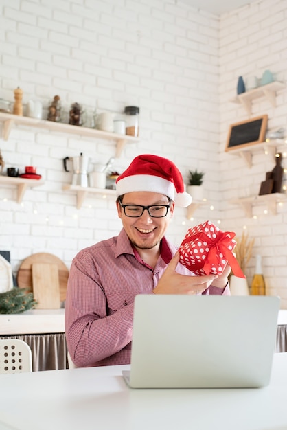 Felice giovane uomo che indossa il cappello della Santa