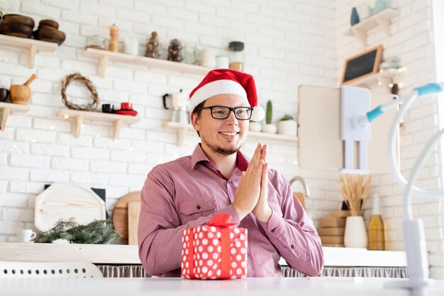 Felice giovane uomo che indossa il cappello della Santa