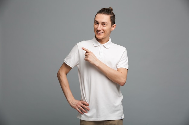 Felice giovane uomo che punta.