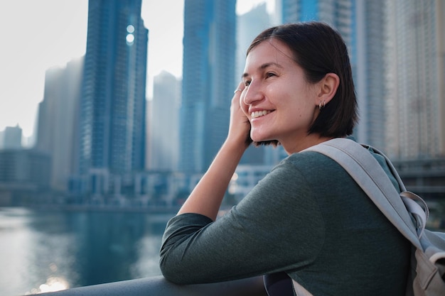 Felice giovane viaggiatore femminile nella grande città di Dubai Emirati Arabi Uniti