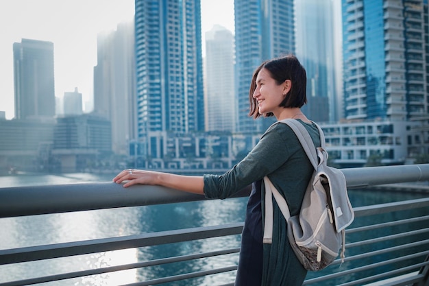 Felice giovane viaggiatore femminile nella grande città di Dubai Emirati Arabi Uniti