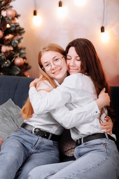 Felice giovani donne che indossano camicie bianche e jeans celebrazione festa della donna