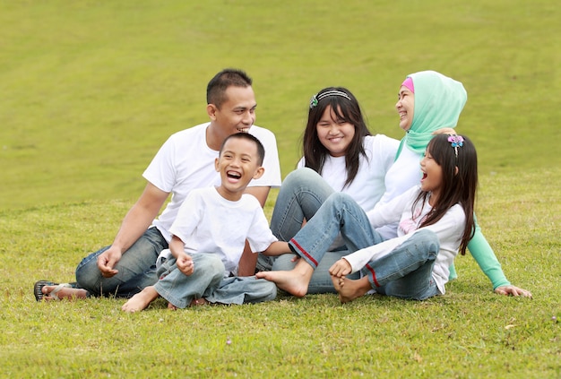 Felice grande famiglia nel parco