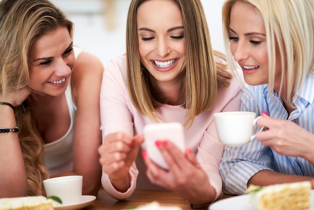 felice gruppo di amici che festeggiano il compleanno