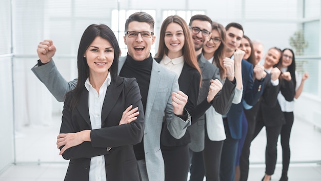 Felice gruppo di diversi giovani in fila. il concetto di lavoro di squadra