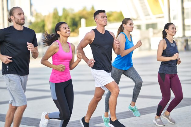 Felice gruppo di sportivi che si allenano in città