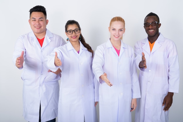 felice gruppo eterogeneo di medici multietnici sorridente