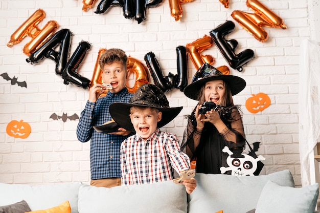 Felice Halloween gruppo di bambini con zucche a casa