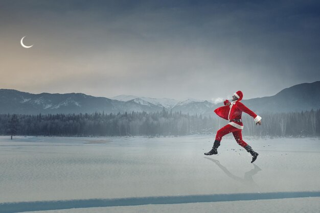 Felice immagine di Babbo Natale. Concetto di Natale. Tecnica mista