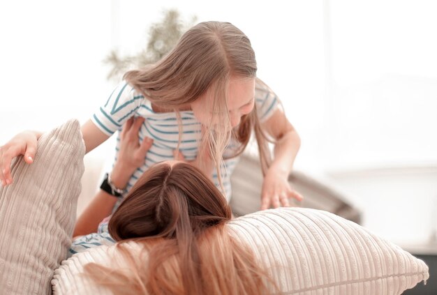 Felice insieme mamma e sua figlia domenica mattina