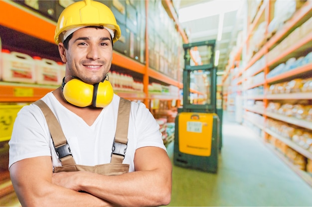 Felice lavoratore che indossa un cappello di sicurezza in una sala di controllo della fabbrica