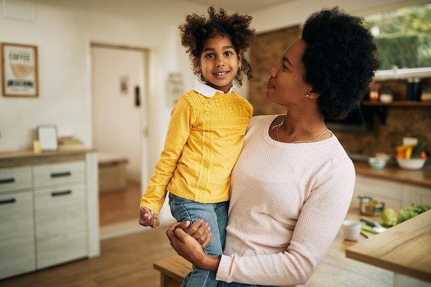 Felice madre afroamericana e piccola figlia a casa