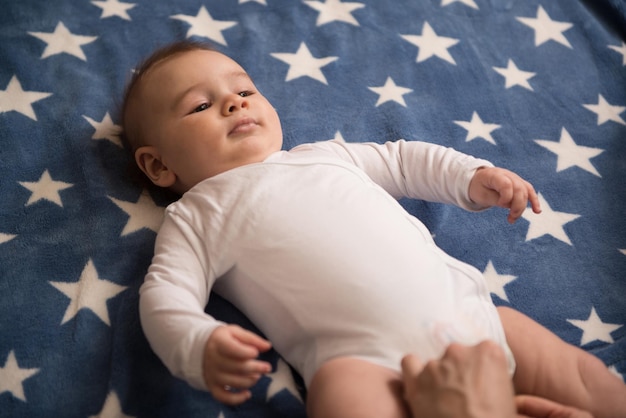 Felice madre con bambino nel salotto