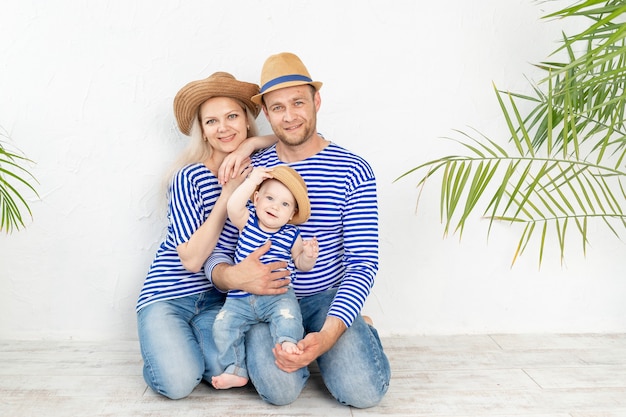 Felice madre di famiglia, padre e bambino in un'immagine nautica in giubbotti e cappelli, il concetto di viaggio e ricreazione