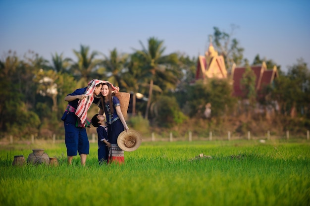 felice madre di famiglia padre e figlio sulla natura nella campagna della thailandia in estate