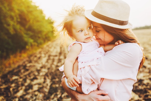 Felice madre e figlia che ridono insieme all'aperto