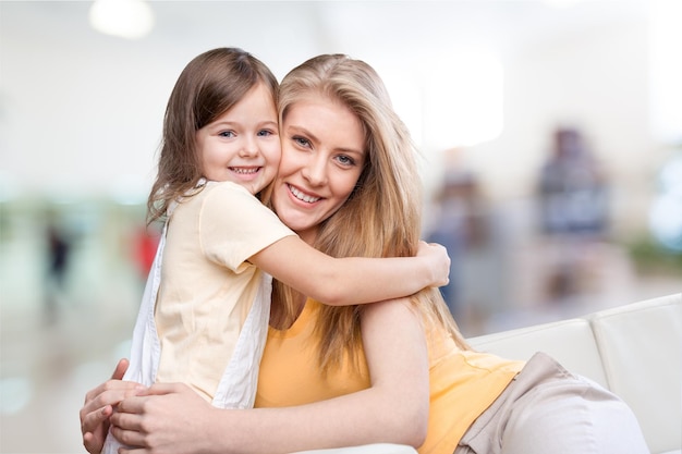 Felice madre e figlia che si abbracciano sullo sfondo