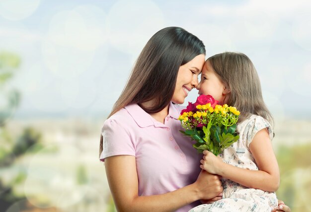 Felice madre e figlia che si abbracciano